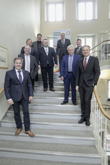 Erich Schulz (hinten rechts) wurde mit überwältigender Mehrheit durch die Mitgliederversammlung bestätigt, genauso wie sein Stellvertreter Arnold Pöppl (3. v. l.).