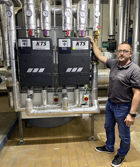 Michael Krämer, verantwortlicher Leiter der Haustechnik im Krankenhaus der Barmherzigen Brüder in Trier, vor der neuen KTS-Anlage.