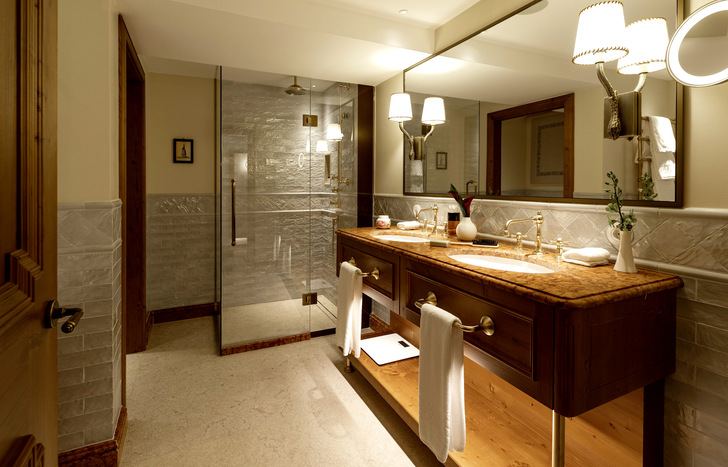 Die Bäder im Luxushotel Goldener Hirsch sind mit Dusch-WCs und Waschtischen von Villeroy & Boch ausgestattet.