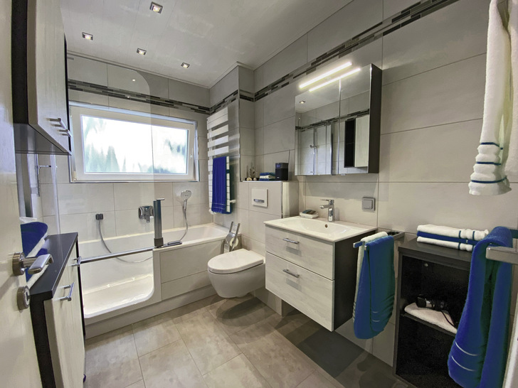 Dusche oder Badewanne im kleinen Bad? ﻿Diese Entscheidung ist hier passé.