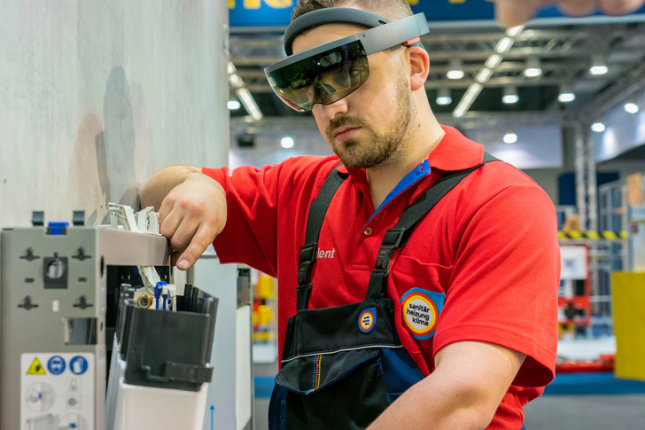 Per Datenbrille Detailkenntnisse übertragen: Für Montage, Wartung oder Reparatur von Geräten führt dies zu einer qualitativen Verbesserung der Arbeitsorganisation im Handwerksunternehmen.