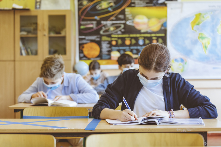 Inzwischen ist das Stoßlüften nach 20 Minuten Unterricht ungeliebte Routine. Der positive 
Effekt: Die Schüler sind viel aufmerksamer und der Krankenstand ist für die Jahreszeit ungewöhnlich niedrig. - © Bild: Getty Images / izusek
