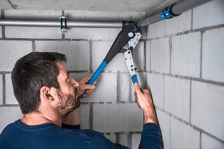 Praktische Alternative zum elektrisch betriebenen Pressgerät: Die Handpress­zange lässt sich einfach handhaben, findet in jeder Tasche Platz und erlaubt es, selbst ­größere Rohre mit wenig Kraftaufwand zu verpressen.