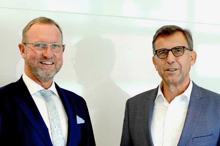 Zum Jahreswechsel hat Lubert Winnecken als neuer CEO den langjährigen Geschäftsführer Hartmut Dalheimer (rechts) abgelöst. - © Bild: Keuco
