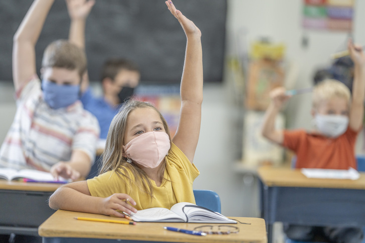 Bei Schulen, Universitäten oder Kitas besteht gerade bei der Lüftung dringender Sanierungsbedarf. Exhausto by Aldes stellt in seiner neuen Broschüre  verschiedene, mit anschaulichen Grafiken unterstützte Lösungsmöglichkeiten an Lüftungsgeräten und -systemen dar. - © Getty Images / FatCamera
