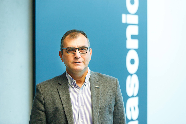 Alfred Armaos, Maschinenbauingenieur und Master of Business Administration