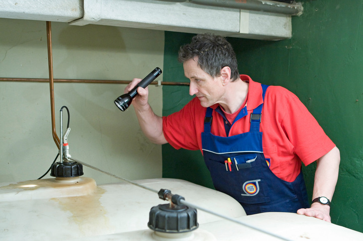 Bestimmte Tätigkeiten an Heizölverbraucheranlagen mit einem Volumen von mehr als 1000 l dürfen nur noch durch einen zertifizierten Fachbetrieb nach Paragraf 62 AwSV durchgeführt werden.