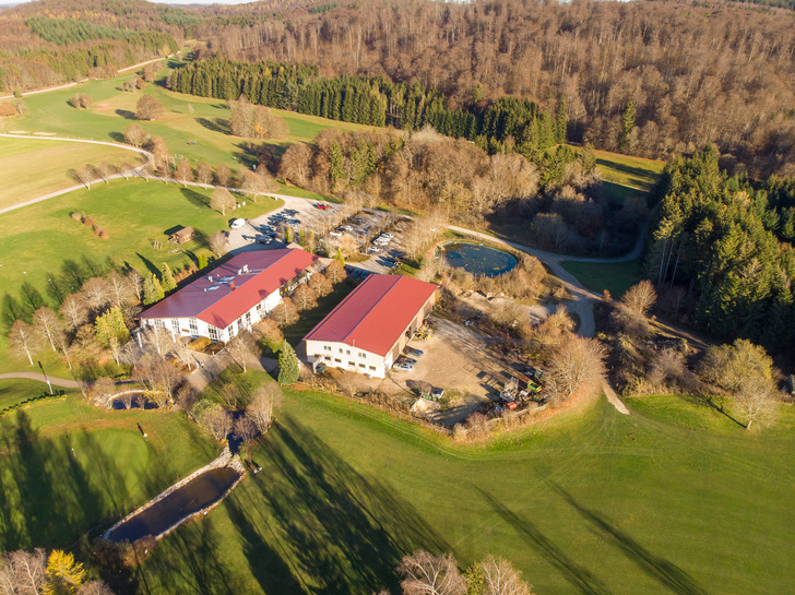 Die Golfanlage befindet sich im 750 m hoch gelegenen Sonnenbühl auf der Schwäbischen Alb. In diesem Jahr soll auf beiden Gebäuden noch eine PV-Anlage installiert werden. - © Bild: Watts Industries
