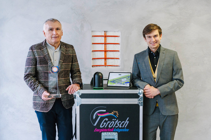 Preisträger des ZVSHK-Unternehmerpreises „das Meisterstück“ ist die Grötsch Energietechnik GmbH aus dem Nürnberger Land. Rainer Grötsch (links) und sein Sohn ­Tobias leiten den Familienbetrieb mit 100 Mitarbeitern, der bereits weitgehend digitalisiert ist.