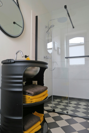 Für die fest installierte Wandkomponente wird 6-mm-Glas und für das Schiebeelement 8 mm starkes Glas eingesetzt.