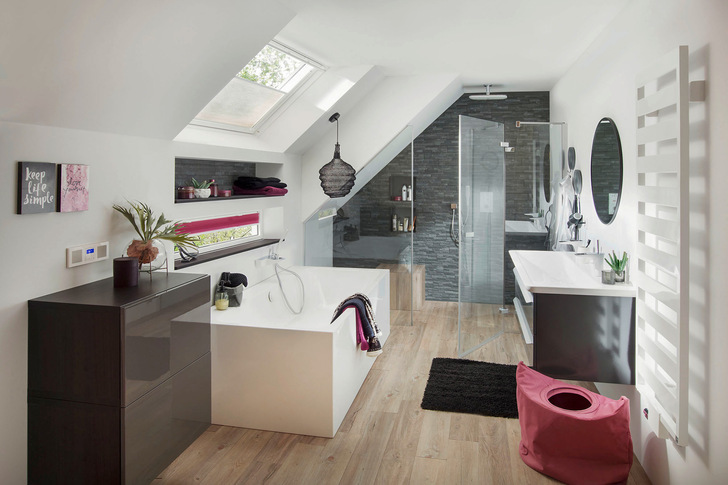 Der Glasausschnitt ist eine Sonderanfertigung, angepasst an die Gegebenheiten vor Ort.