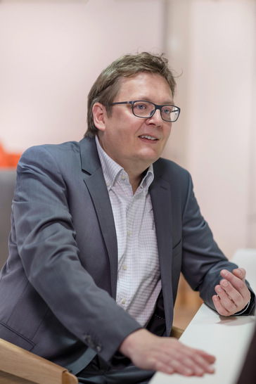 Frank A. Reinhardt  (Dipl. Des.) ist Inhaber einer Agentur für Content-Entwicklung und Kommunikation in Köln. Er war einige Jahre in der SHK-Branche als Marketingmanager tätig, publiziert in Fachmagazinen und veröffentlicht Studien und Beiträge zur Konsumforschung im Bereich Wohnen. Reinhardt ist Trendexperte, Referent und Juror und verantwortet als Creative Director die Kommunikationskampagne „Pop up my Bathroom“ im Auftrag der Vereinigung Deutsche Sanitärwirtschaft (VDS) und der Messe Frankfurt.
www.farconsulting.de
 www.pop-up-my-bathroom.de