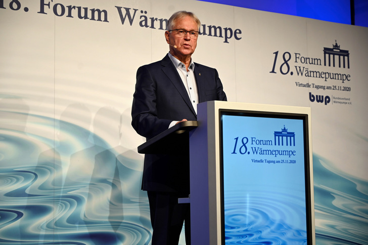 In seiner Eröffnungsrede zum 18. Forum Wärmepumpe bezog der BWP-Vorstandsvorsitzende Paul Waning klar Position gegen den Energieträger 
Wasserstoff im Heizungsmarkt. - © Bild: BWP
