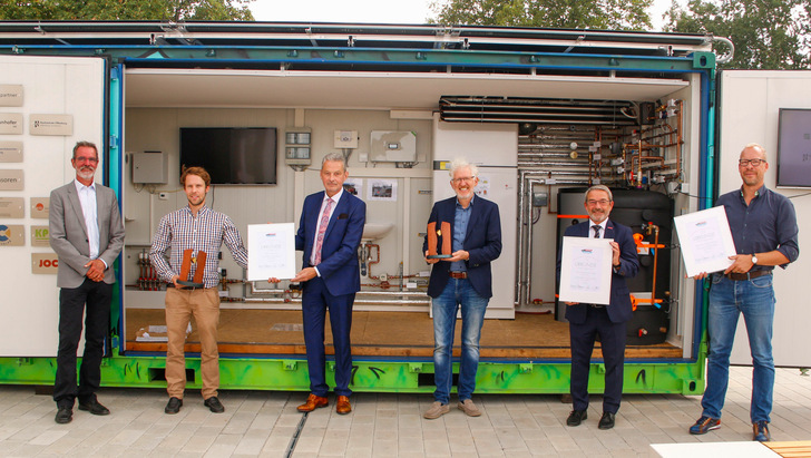 SHK-Unternehmer Joachim Kreuz (3. v. r.) nahm den Preis in Empfang. - © Bild: Technologietransfer Handwerk e.V.
