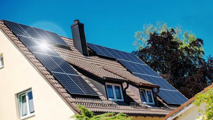 2020 wurden in Deutschland 184.000 Solarstromanlagen neu installiert. Die Solarwirtschaft erwartet, dass die Politik künftig verstärkt auf Solartechnik setzt. - © Getty Images / Rainer Zapka
