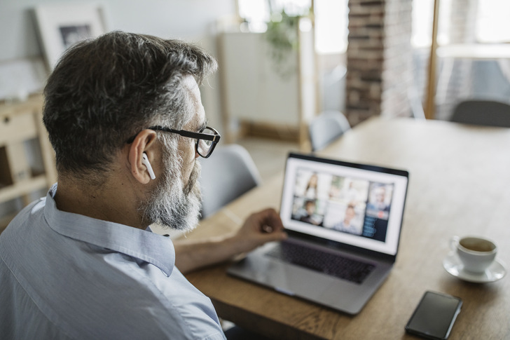 Digitale Formate gewinnen in der Schulung und Weiterbildung eindeutig an Bedeutung, 
die entsprechenden Präsenzformate werden sie aber dennoch nicht vollständig verdrängen. - © Bild: Gettyimages / E+ / svetikd
