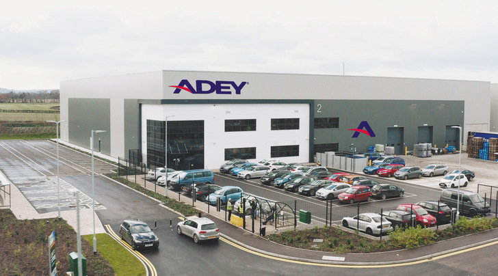 Adey: Anfang 2021 bezogener Neubau des Hauptsitzes in Gloucester. - © Adey
