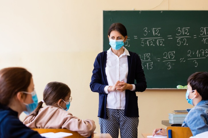 Der FGK hat ein Förderprogramm für die Schullüftung vorgeschlagen, das in der ersten Phase auch mobile Luftreiniger abdeckt. - © izusek / E+ / Getty Images
