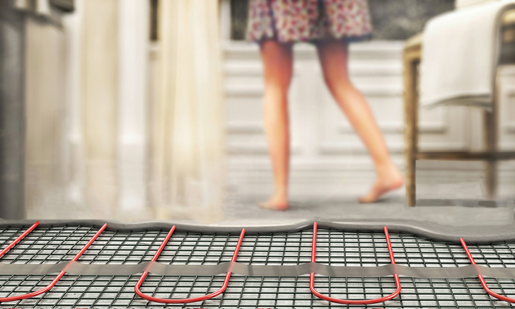 Selbst erzeugter PV-Strom kann in gut ­gedämmten Gebäuden zum Heizen genutzt werden – etwa mit einer elektrischen ­Flächenheizung.