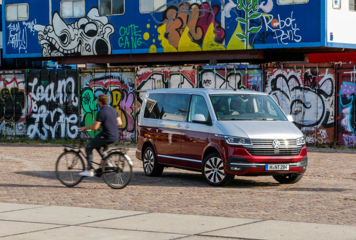 Bereits modifiziert: In der Reihe der Nutzfahrzeuge bietet der höherwertig ausgestattete VW Multivan T6.1 jetzt einen ersten Diesel gemäß neuer Schadstoffgrenze „EU6d-ISC-FCM“. - © Bild: SBZ / Dietrich
