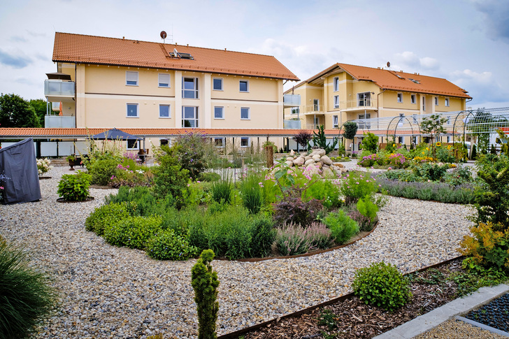Bild 1: Annex-50-Fallstudie „Energie-Insel Petershagen“ mit sieben Mehrfamilienhäusern und insgesamt 90 Wohnungen. Eingebaut sind sieben Sole/Wasser-Wärmepumpen von Bosch. Das Warmwasser wird über dezentral in den Wohnungen installierte Frischwasserstationen erzeugt.