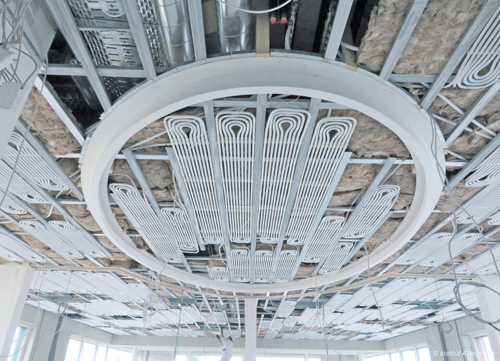 Bild 1: Fugenlose, modulare Kühldecken passen sich schwierigen Raumgeometrien an und bieten so Freiheit bei der Raumgestaltung.