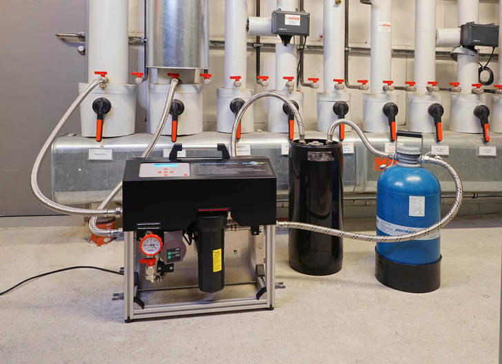 Die Sauerstoffzehrpatrone Oxred PT-OR (mi.) entfernt Sauerstoff aus dem Heizungswassser. Für die Anlagenaufbereitung im Teilstromverfahren lässt sie sich mit dem mobilen Gerät Permaline (li.) und der Entmineralisierungseinheit Permasoft (re.) in Reihe schalten.