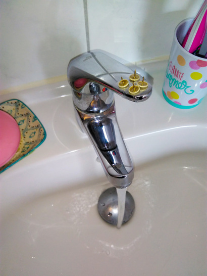 Einhebelmischer erzeugen einen hohen Druckstoß im ­Installationssystem, wenn sie „zugeschlagen“ werden. Das behutsame Schließen ist un­gefährlich. Ob Reißzwecken das Mittel der Wahl zur Durchsetzung sind, ist zweifelhaft.