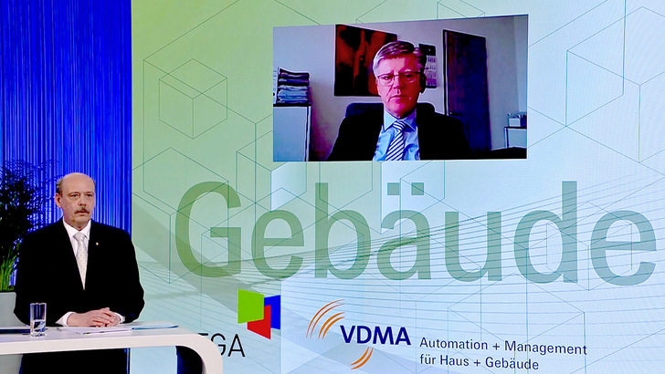 Moderator Dipl.-Ing. (FH) Clemens Schickel (BTGA) im Gespräch mit Dipl.-Ing. Christian Fraedrich (v.l.n.r.).
