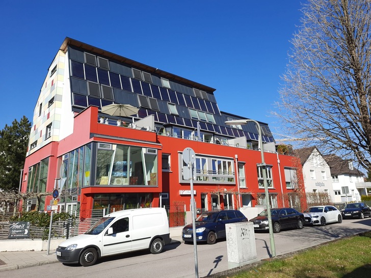Solarthermie-Anlage auf einem Wohn- und Geschäftshaus.