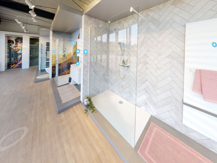 Die 3D-Badausstellung von HSK präsentiert einige der 23 Duschkabinen und Duschwannen im wohnlichen Ambiente dekorierter Badezimmer. - © HSK Duschkabinenbau KG
