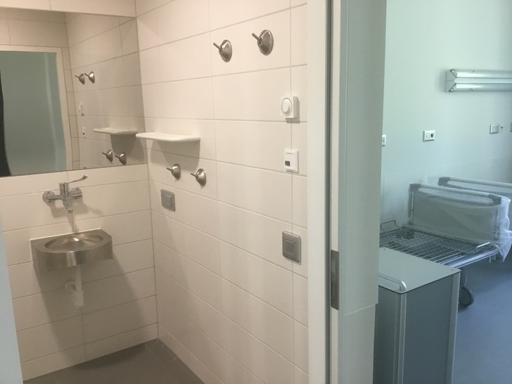 Im Sächsischen Krankenhaus Arnsdorf sorgen Armaturen, Waschtische und WCs aus Edelstahl sowie Accessoires von Delabie für Sicherheit, Hygiene und Komfort. - © Delabie

