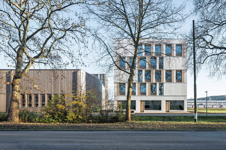 Bild 1: Typisch für das neue Bürogebäude der 3-Plan Haustechnik AG, Winterthur, sind die vergleichsweise kleine Fensterfläche sowie der hohe Dämmstandard. In der Übergangszeit (ca. 6 Monate) halten sich die solaren Erträge, inneren Energiegewinne, Verluste über die Gebäudehülle, Lüftung und Nachtauskühlung die Waage. Nur noch etwa vier Monate wird geheizt und dank freier Kühlung nur noch zwei Monate lang gekühlt. - © Bild: Dominique Marc Wehrli / 3-Plan Haustechnik AG
