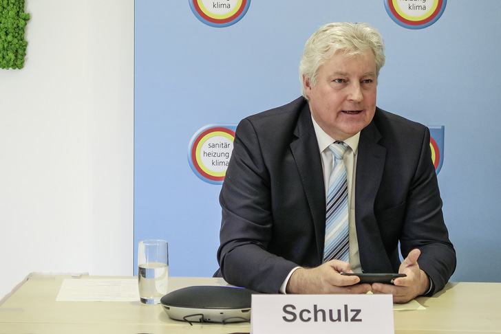 Landesinnungsmeister Erich Schulz ging streng mit der deutschen Politik ins Gericht. - © Bild: FV SHK Bayern
