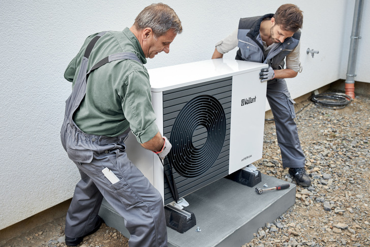 Installation einer Wärmepumpe. Der Heiztechnikspezialist Vaillant Group ist im Jahr 2020 weiter gewachsen. Die Umsatzerlöse stiegen auf deutlich über 2,7 Mrd Euro. Mit einem Umsatzwachstum von mehr als 50 Prozent trug das Geschäft mit umweltfreundlichen elektrischen Wärmepumpen maßgeblich zu der positiven Geschäftsentwicklung bei.