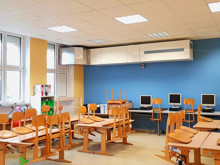 Bei dieser Nachrüstung des Schullüftungsgerätes Aero­school 600 wurde der Anschlusskanal zum Fenster ­isoliert und sichtbar mit Blechummantelung geschützt.