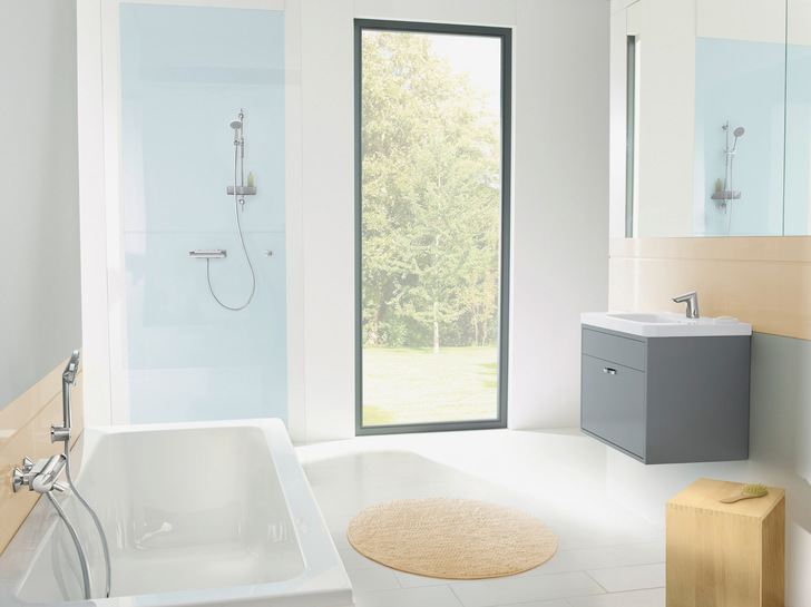 Intelligente Armaturen: Berührungslose Waschtischarmaturen können mit einer Durchflussmenge von 5 l pro Minute besonders wassersparend sein. Zudem fließt das Wasser dank zuverlässiger Sensorsteuerung immer nur dann, wenn es auch tatsächlich benötigt wird, was überflüssigen Wasserverbrauch automatisch verhindert.