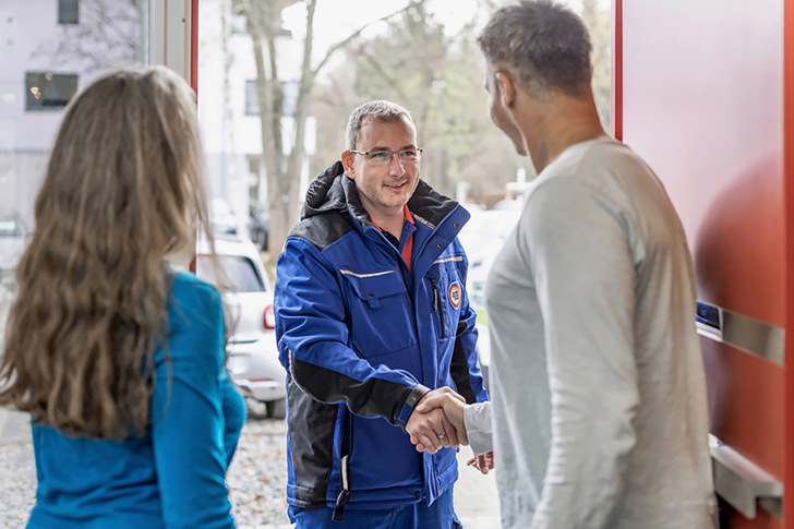 Heizungstechnik erfordert Know-how. Egal, ob ­neueste Infos zu Fördermaßnahmen oder die ­passgenaue Anlagentechnik für Ihre vier Wände, ­fragen Sie Ihren Heizungsfachbetrieb der Innung. - © Bild: intelligent heizen / Thilo Ross
