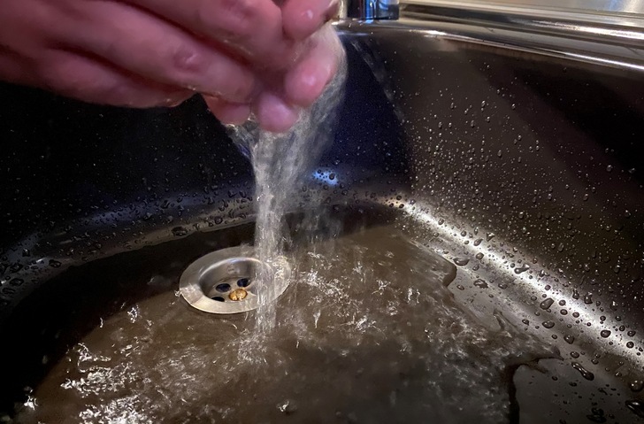 Das Abwasser, das beim Händewaschen entsteht, aber auch das von der Waschmaschine oder Bade- und Duschabwasser nennt man Grauwasser.