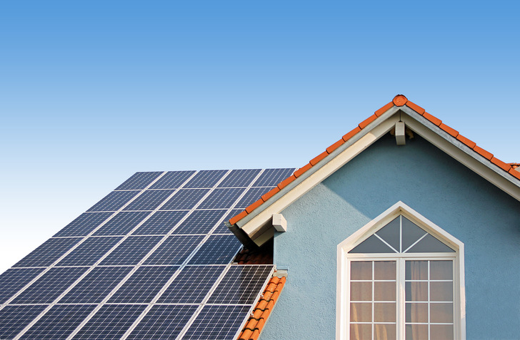 Das Bundesfinanzministerium hat die Ertragssteuerpflicht für kleine Photovoltaikanlagen mit einer Leistung von bis zu zehn Kilowatt abgeschafft. - © SusaZoom - stock.adobe.com
