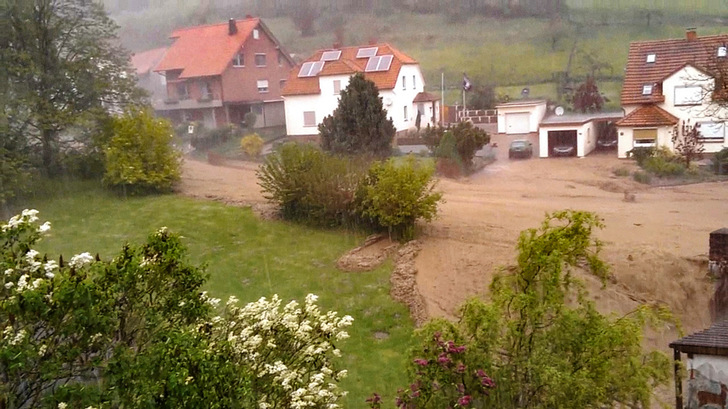 Ein Starkregenereignis: Auf abschüssiger Straße bildet sich ein reißender Strom.
