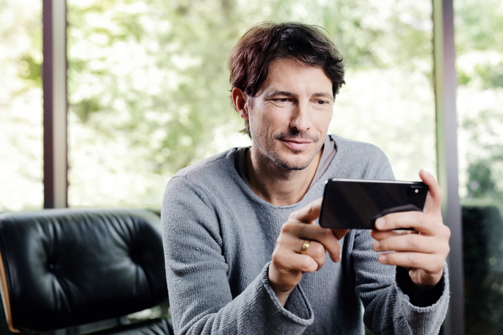 Die   Zahl   der   Haushalte   mit   einer   Energie­ managementlösung   wird   weiter   steigen.  Mit dem Smartphone kann man auch das Heizsystem komfortabel bedienen.