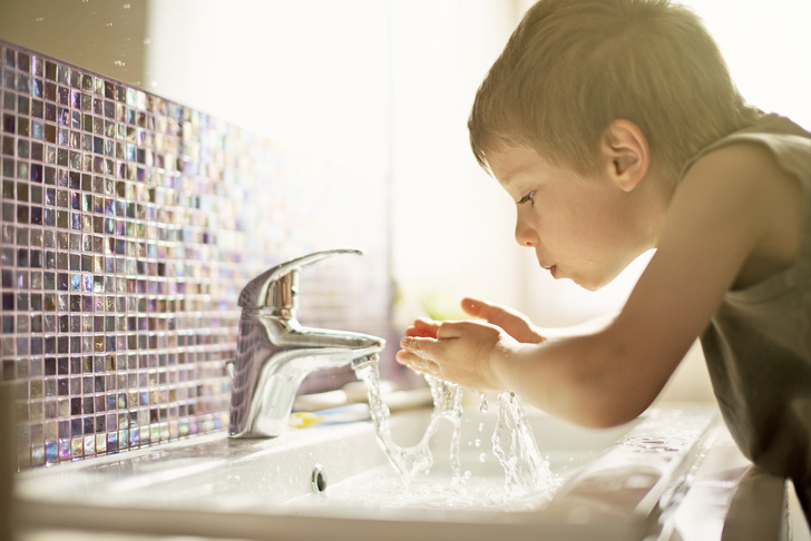 Hygienisch einwandfreies Trinkwasser wird oft als gegeben vorausgesetzt. Trinkwasserfilter leisten einen entscheidenden Beitrag dazu, dass das auch weiterhin so bleibt. - © Bild: Gettyimages / E+ / Imgorthand
