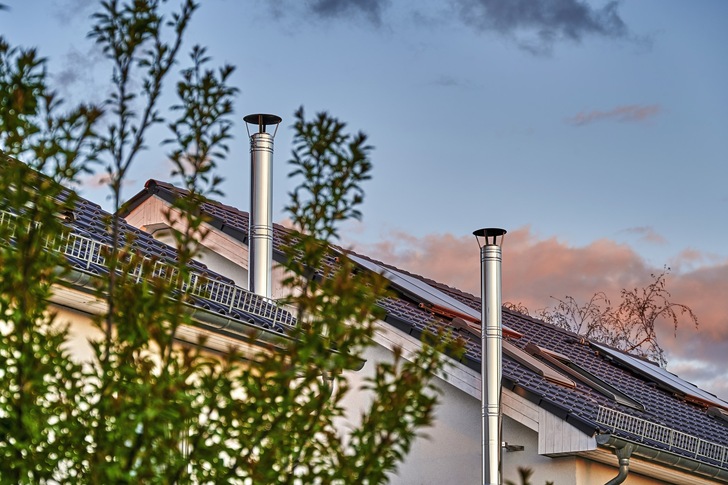 Bei einer Feuerungsanlage für feste Brennstoffe ist der Schornstein künftig so auszuführen, dass seine Austrittsöffnung firstnah angeordnet ist und den First um mindestens 40 cm überragt. - © Mickis-Fotowelt / iStock / Getty Images Plus
 Bei einer Feuerungsanlage für feste Brennstoffe ist der Schornstein künftig so auszuführen, dass seine Austrittsöffnung firstnah angeordnet ist und den First um mindestens 40 cm überragt.
