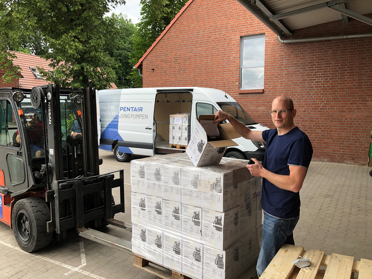 Pentair Jung Pumpen verteilt 400 Kellerentwässerungspumpen in die betroffenen Gebiete. In Zusammenarbeit mit Installateuren und Innungen werden die dringend benötigten Förderaggregate vor Ort verteilt.