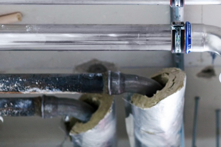 Geberit empfiehlt als erste Sofortmaßnahme nach dem Hochwasser durchnässte Rohrdämmungen zu entfernen. Bei niedrig legierten Rohren können sonst Schäden durch Korrosion auftreten können.