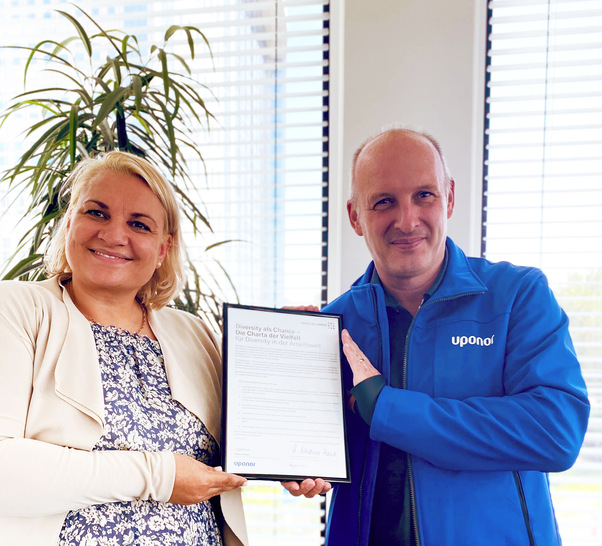 Uponor hat die Charta der Vielfalt unterzeichnet. Stefanie Mühlbauer, Vice Pesident Human Resources Building Solutions Europe, und Dr. Karsten Hoppe, President Building Solutions Europe, nahmen die Urkunde stellvertretend entgegen, selbstverständlich in Einklang mit den aktuellen Hygienevorschriften. Sie wird an allen deutschen Uponor Standorten ausgehängt.