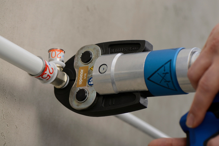 Zeitgemäß verpressen: Die Verarbeitung wird durch die optimierte Form der Presshülsen und einen neu konstruierten Anschlagring für eine präzise Pressbackenführung erleichtert.