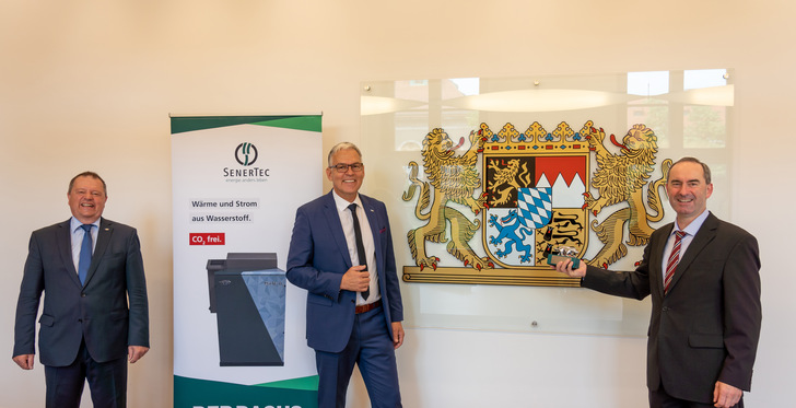 Der bayerische Wirtschaftsminister, Hubert Aiwanger (rechts), freute sich über die Auszeichnung mit dem Klimadachs 2020 durch SenerTec-Geschäftsführer Dr. Josef Wrobel (Mitte) und Hagen Fuhl, Leiter Public Af-fairs.