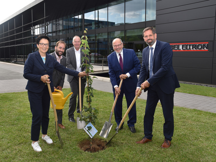 Haben den Baum, das Gastgeschenk des Ministers, direkt eingepflanzt: Niedersachsens Umweltminister Olaf Lies, Dr. Ulrich Stiebel, Dr. Nicholas Matten, Johannes Schraps und Sabine Tippelt (von rechts). - © Stiebel Eltron
